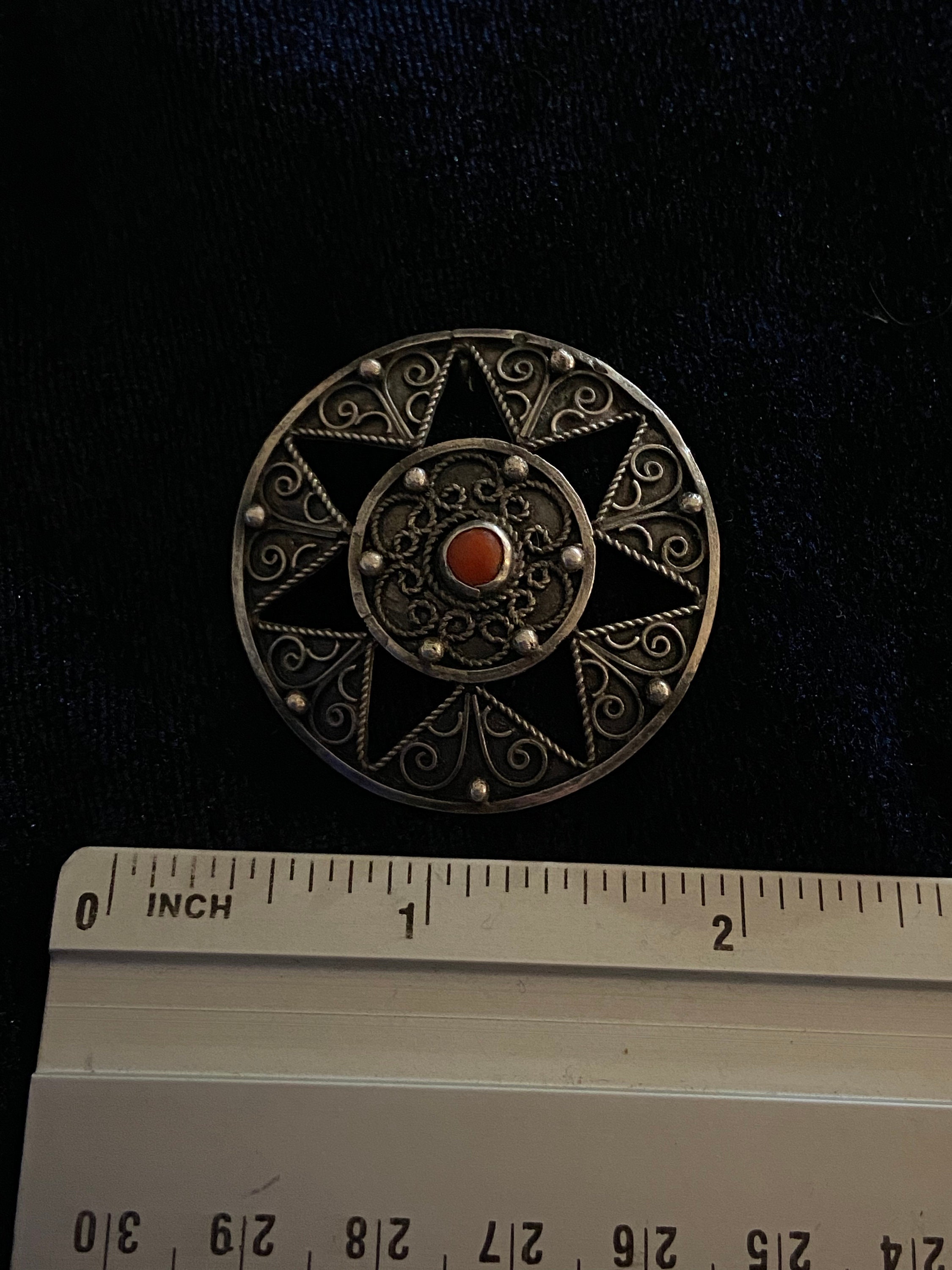 Pendentif Ancien Berbère En Argent Avec Corail - Pièce Vintage Poinçonnée - Occasion