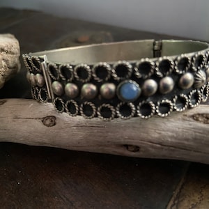 Alpacka Vintage etnisk armband, stämplat alpackasilver, vackert mönster och armbandsdetalj, fjäderhängt, lätt att bära armband, Mexica