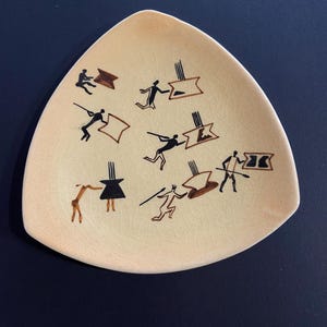 Zeldzaam Drostdy Ware-bord, vintage Zuid-Afrikaans gerecht, rotsschilderingen bosjesmannen, Southern San Rock Art Design handgeschilderd, boemerang