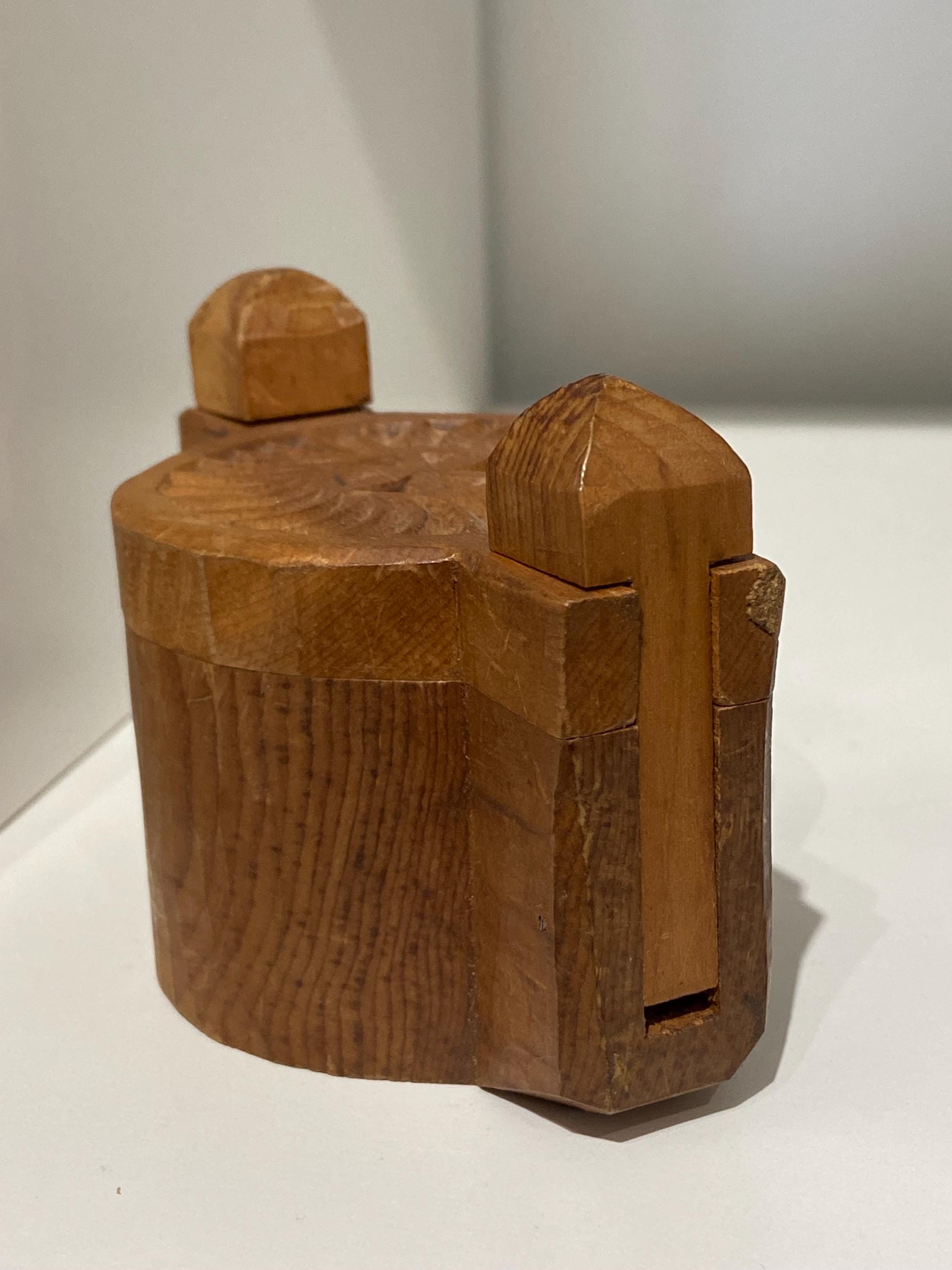 フランス製の珍しいパズルボックス風の蓋が付いた木製の箱