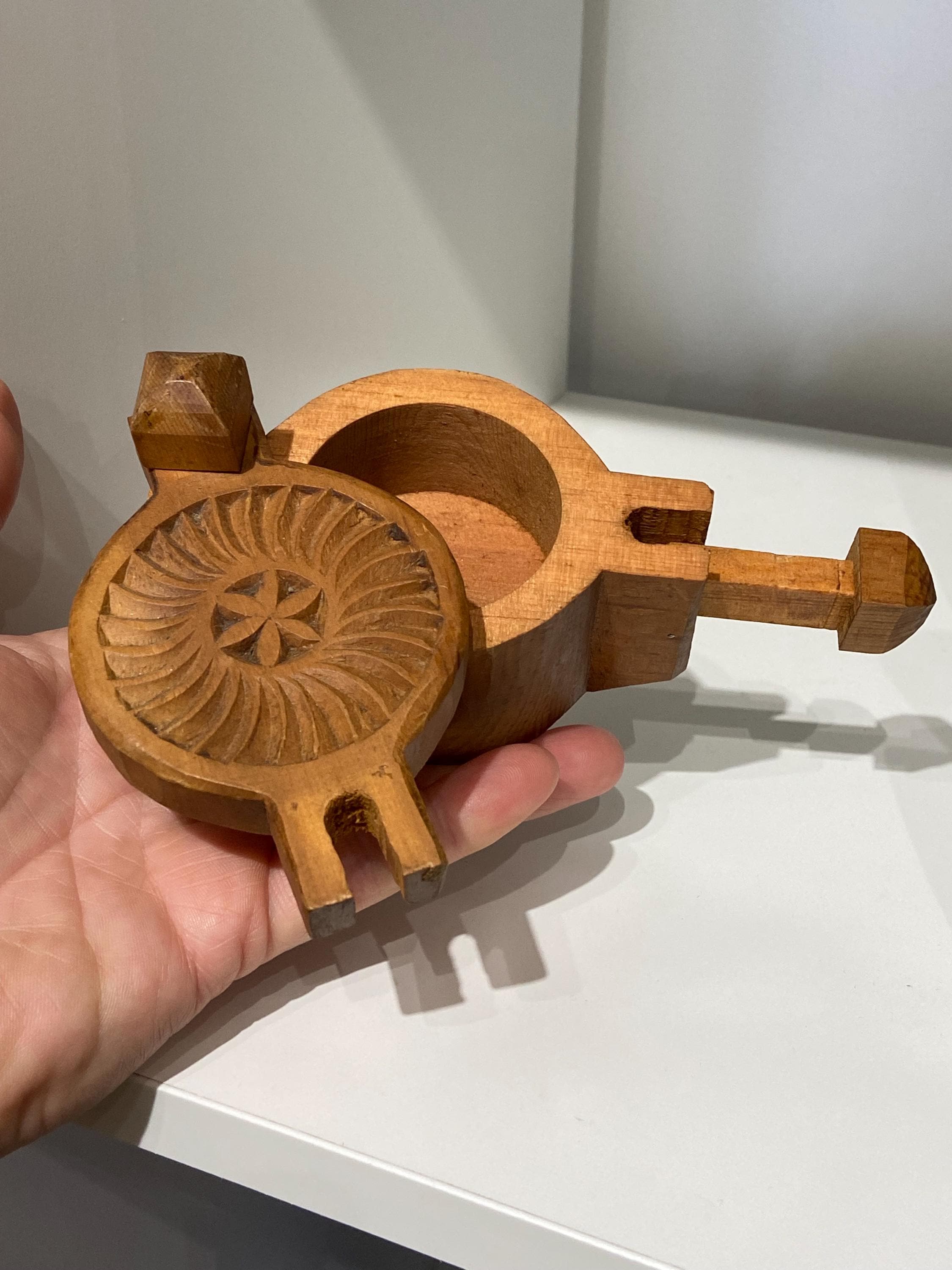 フランス製の珍しいパズルボックス風の蓋が付いた木製の箱