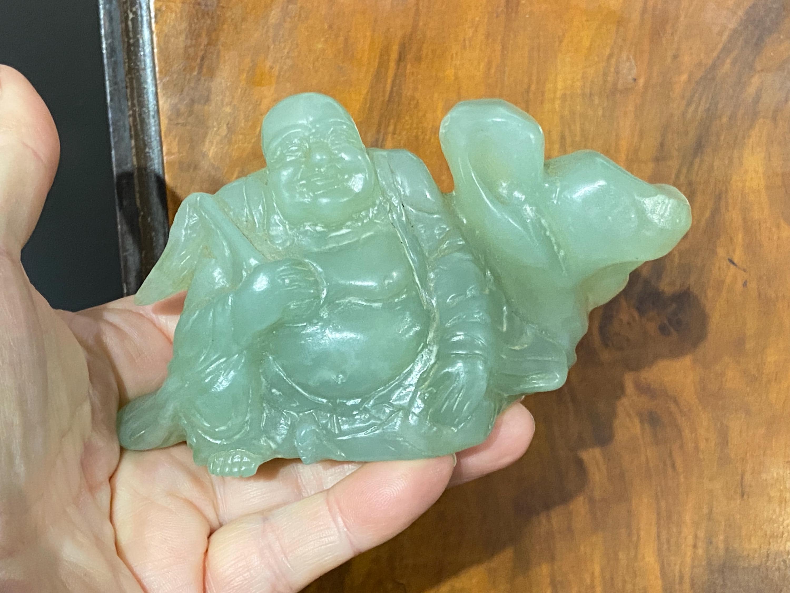 ヴィンテージの彫刻された石仏、翡翠またはジェダイトの半貴石像、座っ