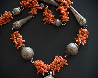 Collana tribale antica con perline di corallo