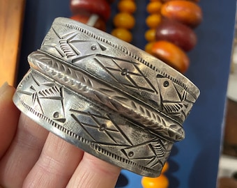 Antique Tunisian solid silver cuff bangle , Berber / Berbère bracelet North African silver jewellery, antikes Silberarmband, ethniques