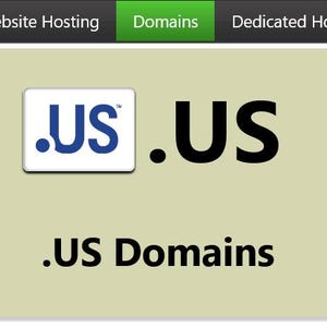 Op de afbeelding: De afbeelding toont de tekst ".US Domains" in het zwart. De letters ".US" worden ook weergegeven in een wit vak met een blauw logo. De bovenkant van de afbeelding heeft navigatie-opties voor websitehosting, domeinen en dedicated hosting.