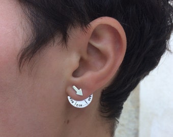 Boucle d’oreille puce destinée avec une pièce au dos de l’oreille