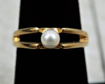 Gold Ring with MOP Off White Oval Cabochon Size 8 Vintage Mother of Pearl Ring For Women Simple Minimalist Avon Ring