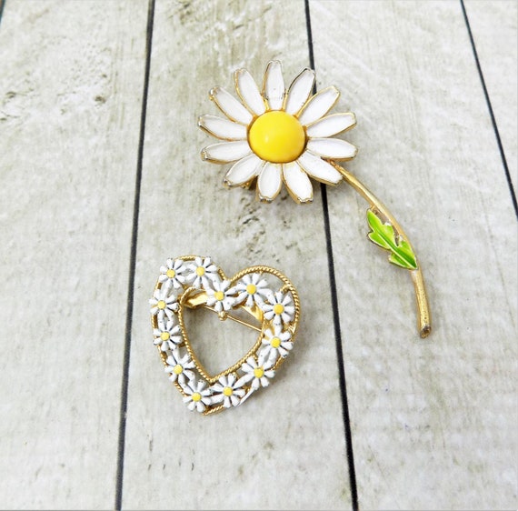Pair of White Daisy Brooches, Weiss Single Leaf D… - image 2
