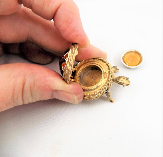 Sarah Coventry Turtle Brooch, Solid Perfume, Hing… - image 9