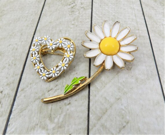 Pair of White Daisy Brooches, Weiss Single Leaf D… - image 5