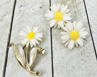 Sarah Coventry, Daisy Brooch and Earrings, Light and Bright, Demi Parure Set, 1969, Vintage Daisy Jewelry