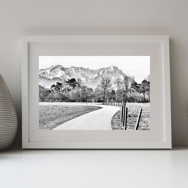 Fotodruck schwarzweiß eines Landschaftsfotos mit Blick zur Zugspitze