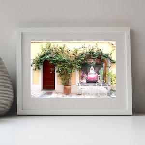 Vitrine d'un café photographique en Italie, façade originale, Fiat décorée d'un requin, grande photo Italie