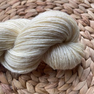 100% wool yarn for dyeing - Raw Knitting Wool Yarn Undyed - Merino Machine Wash and Dry - DK yarn Double Knit wool  - 100g / 250mt TEC