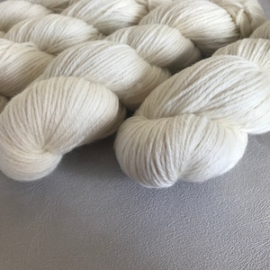 100% wool yarn for dyeing - Raw Knitting Wool Yarn Undyed - Merino Machine Wash - DK yarn Double Knit wool  - 100g / 250mt TEC