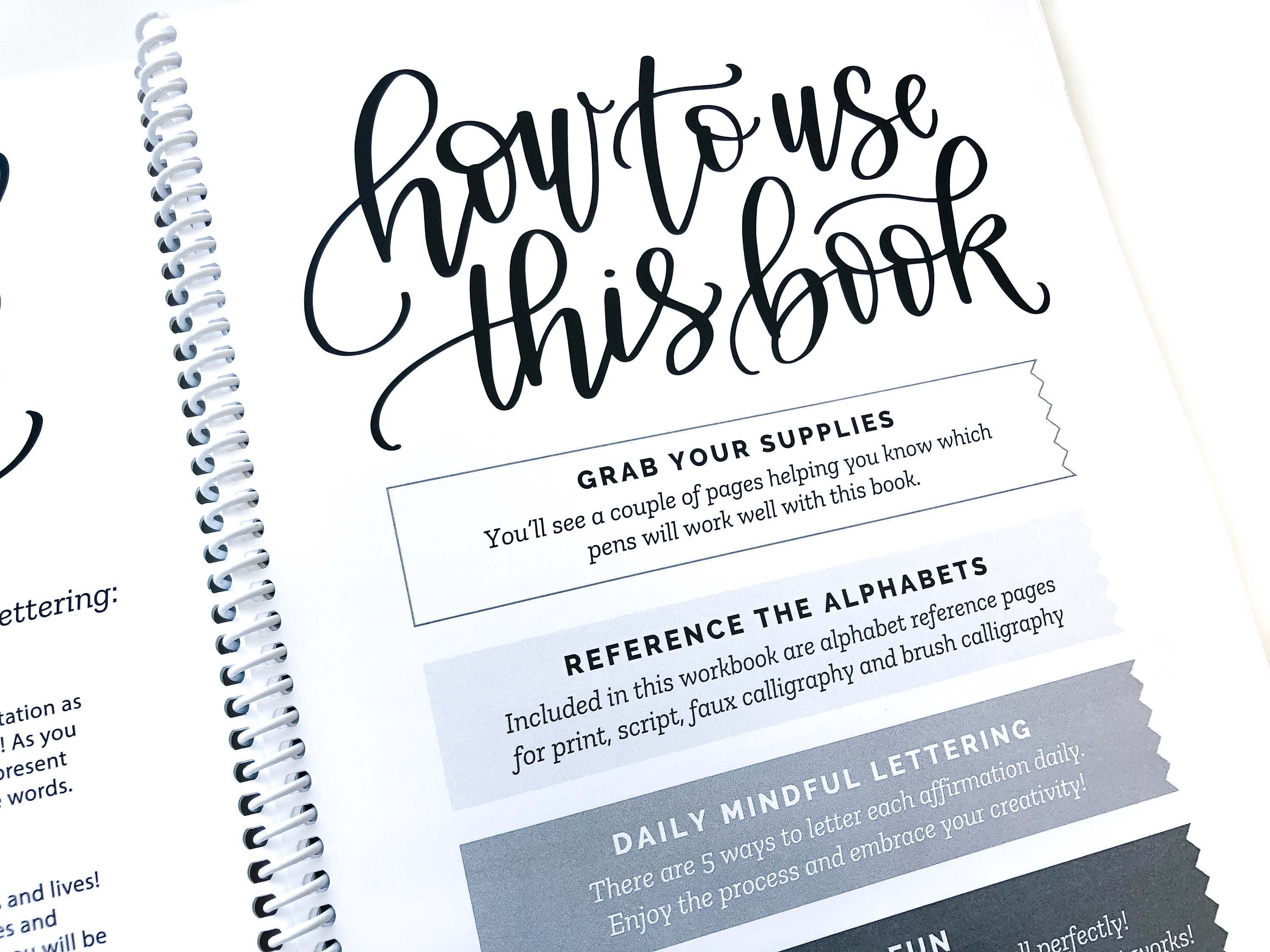 Daily mindful lettering book: Hand lettering for stress relief and