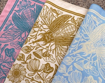 Bandana lotus et scarabée - sérigraphié - 100 % coton - foulard botanique - nappe d'autel tarot - tapisserie bohème - mouchoir floral