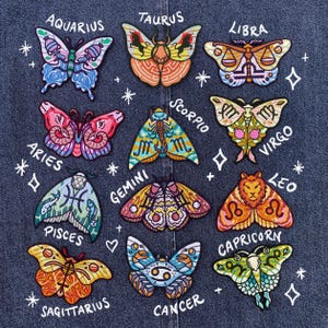 Peut inclure: Un ensemble de patchs papillon colorés, chacun représentant un signe du zodiaque. Les patchs sont brodés avec des motifs complexes et entourés d'étoiles et d'autres éléments décoratifs. Les signes incluent Verseau, Taureau, Bélier, Balance, Scorpion, Vierge, Poissons, Gémeaux, Lion, Capricorne, Sagittaire et Cancer.