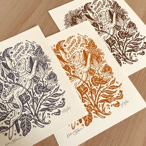 Pu&ograve; includere: Tre stampe di un'illustrazione in bianco e nero di due lepri che saltano attraverso un campo di fiori. Il testo "ONWARD EVER UPWARD" &egrave; scritto in un cerchio attorno alle lepri. Le stampe sono datate 4/19/20 e 4/21/20. Il nome dell'artista, "Kate Offan", &egrave; scritto in fondo a ciascuna stampa.