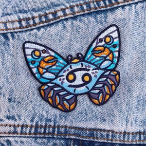 Cancer Sternzeichen Stickaufnäher - Astrologie Motte & Schmetterling Sternzeichen - Aufnäher zum Aufbügeln - Botanisch, Boho, Natur - Jacken, Accessoires