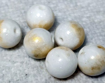 18 Natural Mashan Jade Beads, Dyed, Round, White with Gold Powder, 10mm, Hole: 1.5mm.