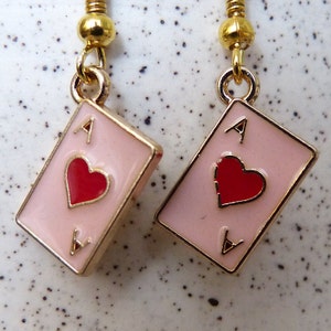 Petites boucles d'oreilles As de coeur, hypoallergénique, cartes à jouer roses, cadeau pour les joueurs de cartes, requins cartes, coeurs, Euchre, poker