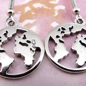 Boucles d'oreilles du monde, artistique et funky, carte du monde, hypoallergénique, assez petite, légère, géographie, voyages, événements mondiaux, environnement, mignonne