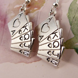 Boucles d'oreilles quinte flush royale, hypoallergénique, jeux d'argent, main d'Euchre, cœurs, as roi reine valet et 10 de cœurs, très bonne main, cartes à jouer