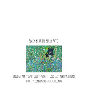Pu&ograve; includere: Un orso nero che spunta da un campo di fiori verdi, gialli e viola. Il dipinto &egrave; intitolato "Black Bear in Berry Patch" ed &egrave; di Cathy Olliffe-Webster, Cold Lake, Alberta, Canada. Il sito web dell'artista &egrave; www.etsy.com/ca/shop/ColdLakeCathy.