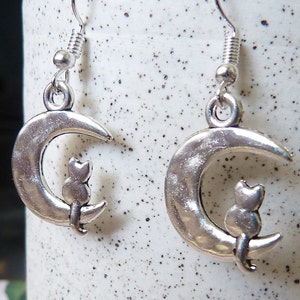 Boucles d&#39;oreilles chat, hypoallergénique, chat assis sur la lune, douces boucles d&#39;oreilles fantaisistes avec minou perché sur un quartier de lune, joli, brillant, argenté