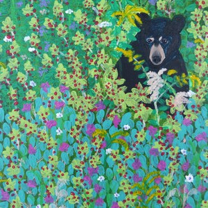 Pu&ograve; includere: Un orso nero che spunta da dietro un boschetto di fiori verdi, viola e bianchi. Il pelo dell'orso &egrave; nero e i suoi occhi sono scuri. I fiori sono in fiore e le foglie sono verdi.