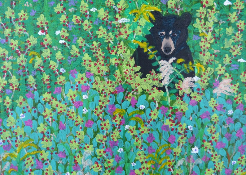 Pu&ograve; includere: Un orso nero che spunta da dietro un boschetto di fiori verdi, viola e bianchi. Il pelo dell'orso &egrave; nero e i suoi occhi sono scuri. I fiori sono in fiore e le foglie sono verdi.