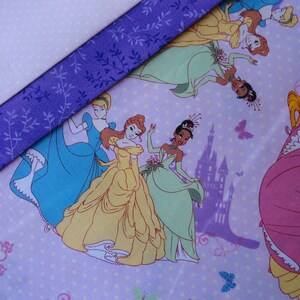 Pu&ograve; includere: Tessuto viola con sfondo bianco con un motivo di principesse Disney. Le principesse includono Cenerentola, Belle, Tiana e Ariel. Il tessuto &egrave; perfetto per progetti di artigianato, quilting o creazione di abbigliamento.