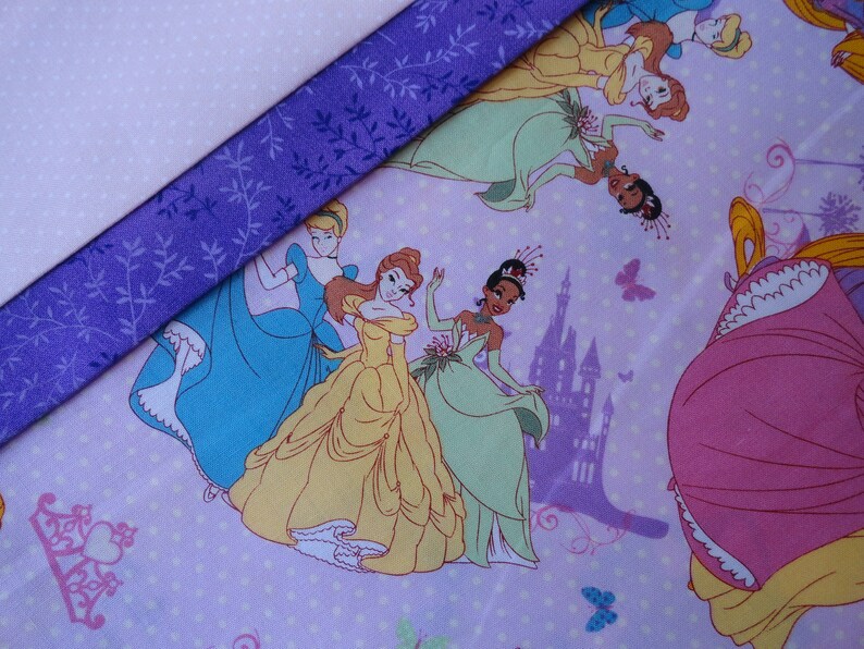 Pu&ograve; includere: Tessuto viola con sfondo bianco con un motivo di principesse Disney. Le principesse includono Cenerentola, Belle, Tiana e Ariel. Il tessuto &egrave; perfetto per progetti di artigianato, quilting o creazione di abbigliamento.