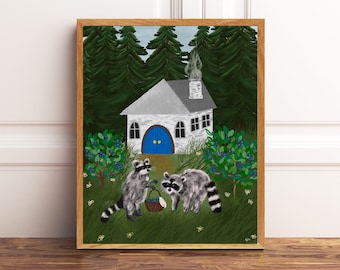 Op de afbeelding: Twee wasberen staan voor een klein wit huisje met een blauwe deur. Het huisje heeft een schoorsteen waar rook uit komt. De wasberen bevinden zich in een groen grasgebied met struiken en bomen op de achtergrond.