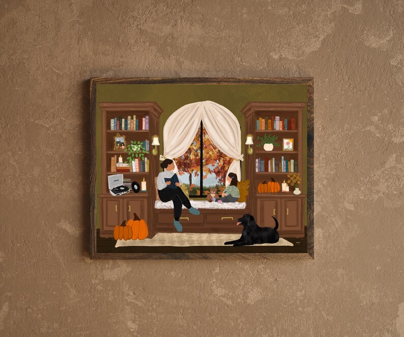 Op de afbeelding: Een digitale schildering van een woonkamer met een raam dat uitkijkt op een herfstsc&egrave;ne. Twee mensen zitten op een vensterbank en lezen boeken. Een zwarte hond ligt op de vloer. Er zijn pompoenen en boekenkasten in de kamer.