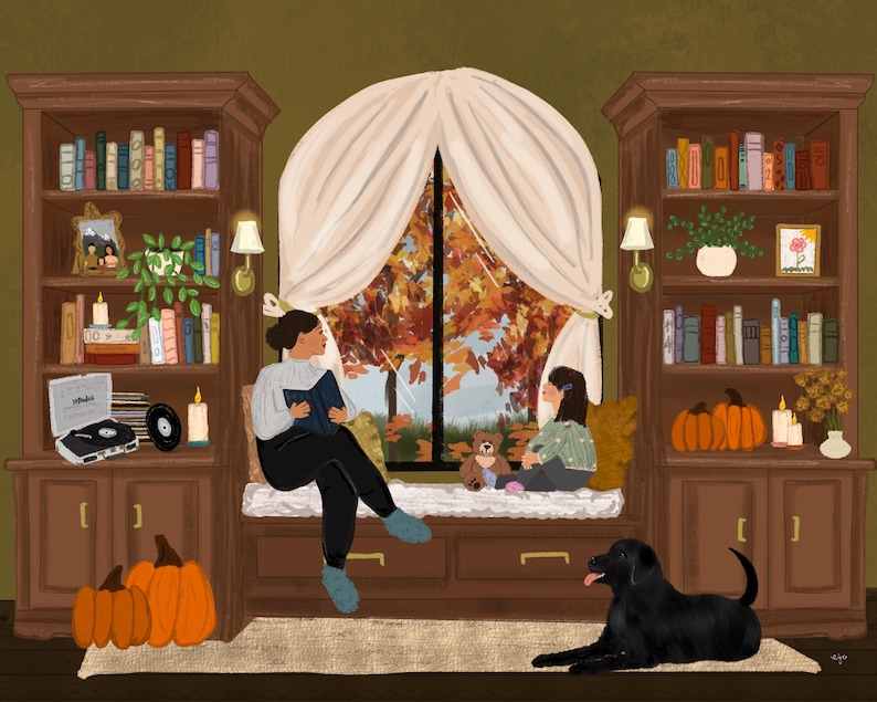 Op de afbeelding: Een knusse woonkamer met twee boekenkasten, een vensterbank en een zwarte hond. Op de vensterbank zitten twee mensen, een leest een boek en de ander houdt een teddybeer vast. Het raam is versierd met witte gordijnen en kijkt uit op een herfstsc&egrave;ne met kleurrijke bladeren.
