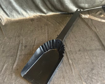 Fireplace Shovel, Pie crust crimped, black , metal , extra deep shovel, Federal