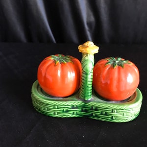 Vtg tomato salt & pepper shakers with caddy - dining - kitchen - anthropomorphic