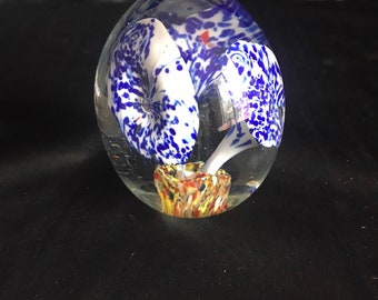 Paperweight, Murano glass, cala lily - blue & white - egg shaped