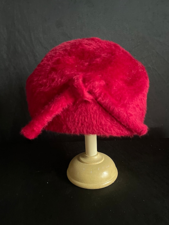 Vtg Fuchsia pill box Hat ,, bucket , Betmar Myster