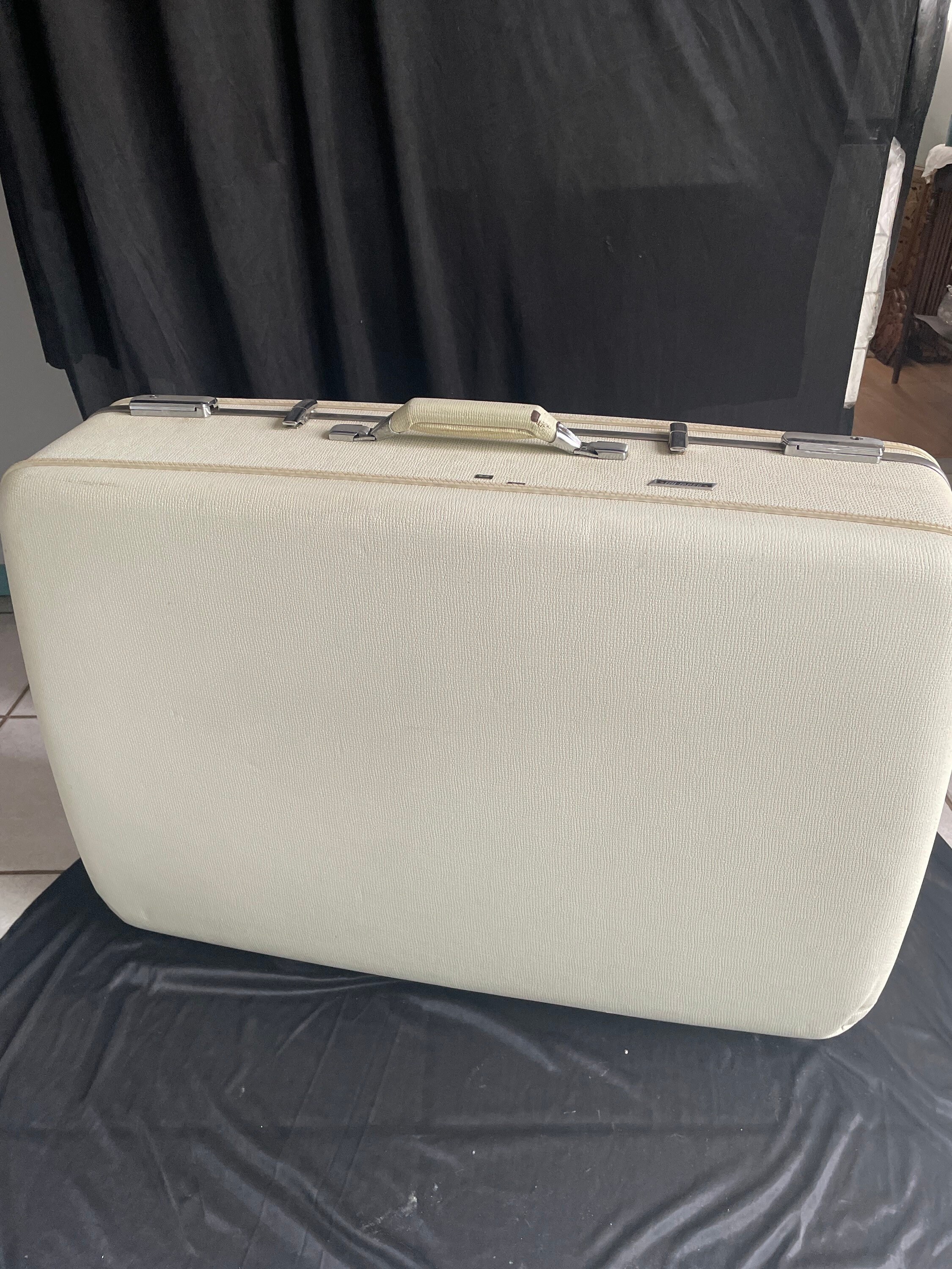 VINTAGE AMERICAN TOURISTER TRI-TAPER SUITCASE 16" ROUND HAT