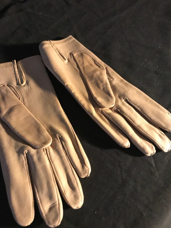Leather gloves , driving gloves , light tan acces… - image 2