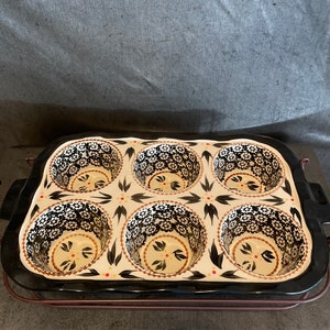 Anthropologie Cozy Baking Painted Stoneware Muffin Cupcake Pan