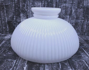Pantalla de lámpara Art Déco de vidrio opalino acanalado de 26,7 cm de ancho con base de 10,8 cm y globo blanco.
