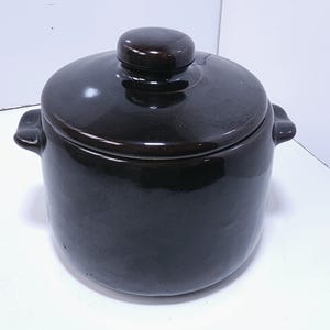 West Bend Vintage Brown Stoneware Bean Pot Crock w Lid 2.5 Qt USA