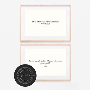 Könnte beinhalten: Zwei gerahmte Drucke mit dem Text "LIVE, AND TELL THOSE STORIES YOURSELF!" und "live and tell those stories yourself" in schwarzem Text auf weißem Hintergrund. Der untere Druck hat ein schwarz-weißes Logo mit dem Text "CURATED DIGITAL DESIGNS, honey and howl FROM OUR HOME TO YOURS THOR".