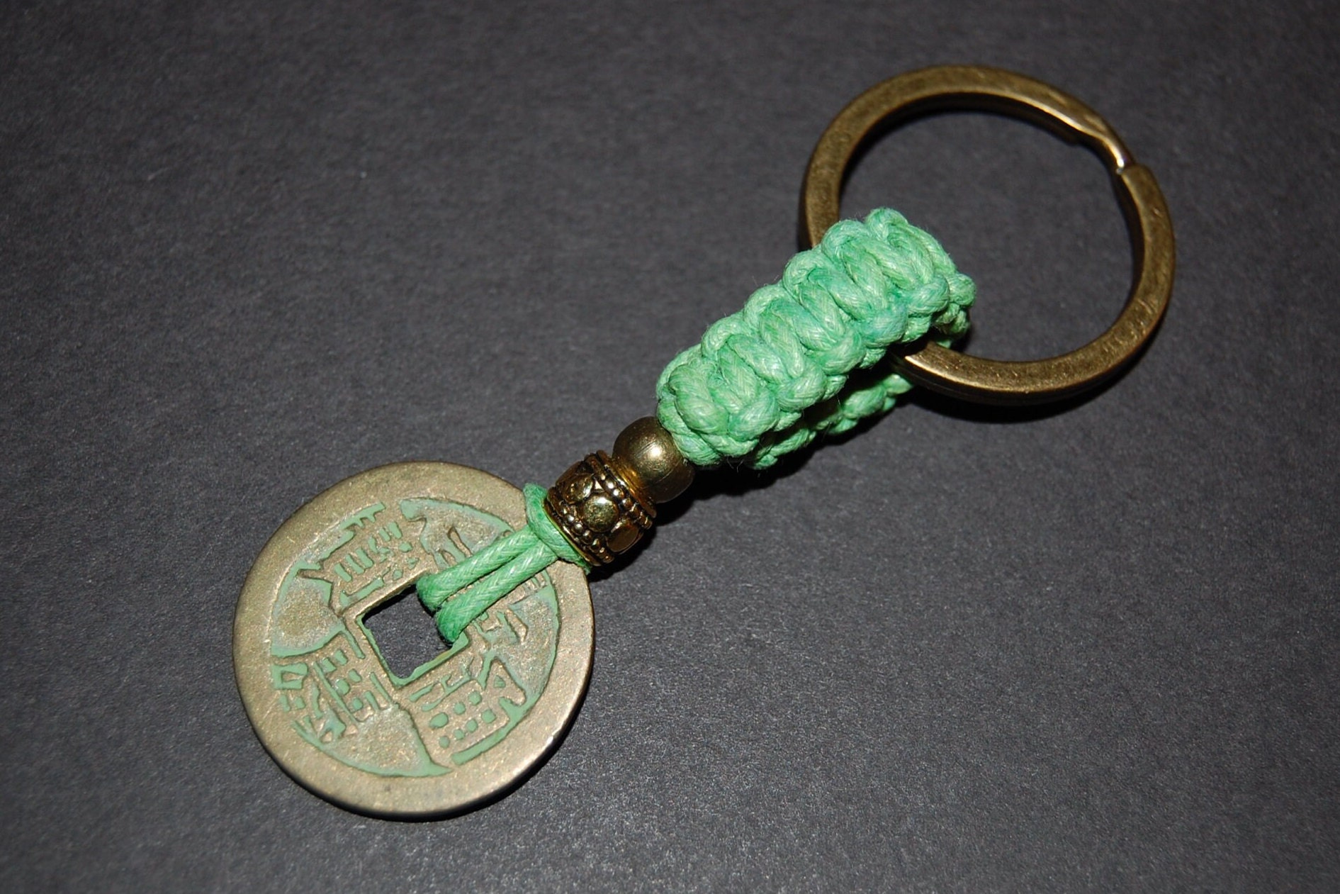 ラッキーコインキーホルダー、中国製ラッキーコインキーホルダー、木製ビーズ、保護キーホルダー、麻キーホルダー、手作りキーホルダー、編み込みキーホルダー