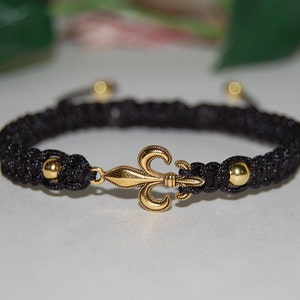 Pulseira de lírio francês, pulseira de flores, pulseira de flor de lis, pulseira com inicial de flor de lis, pulseira de lírio, proteção, pulseira de boa sorte, presente