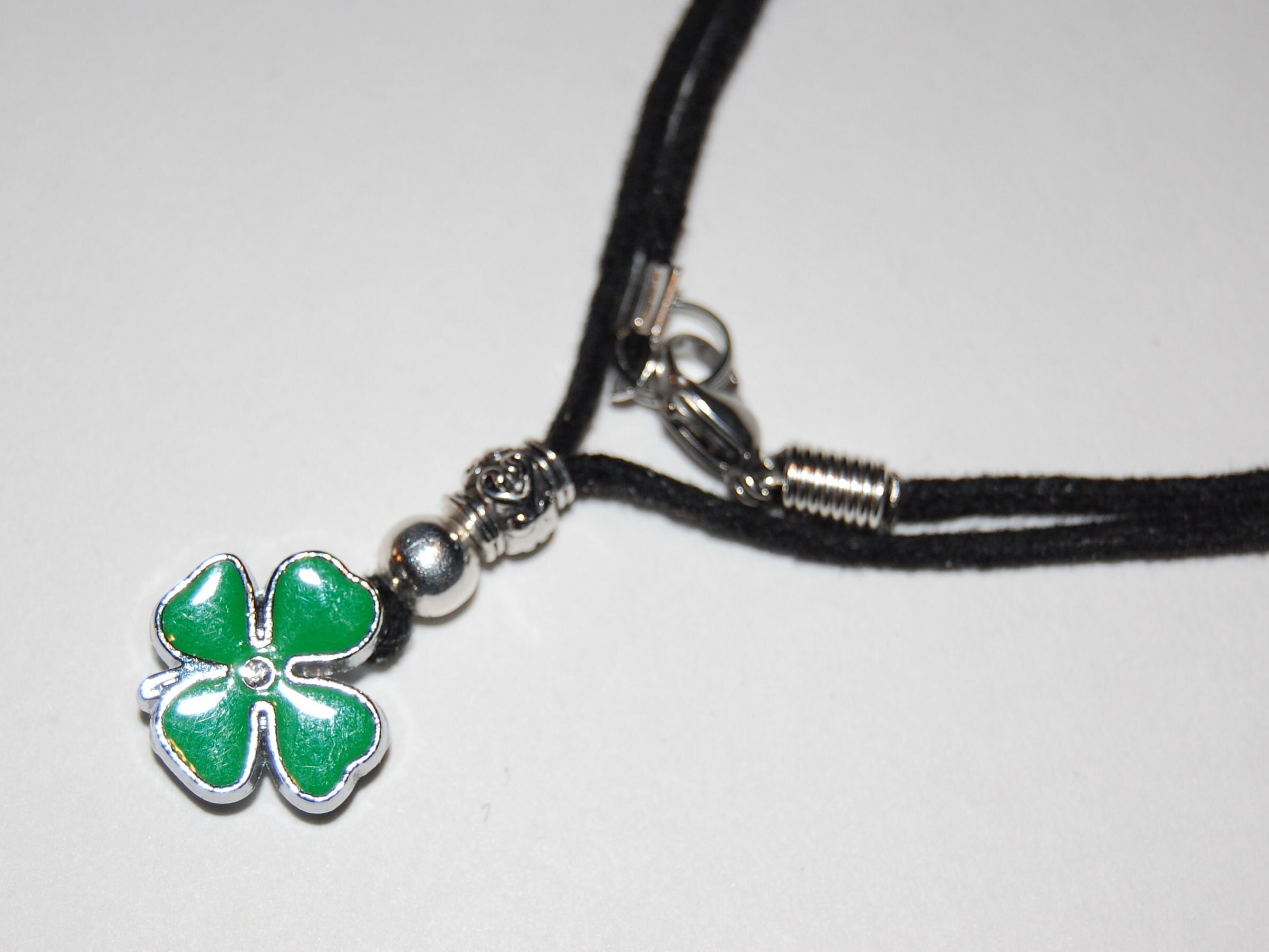 Collana con ciondolo a forma di quadrifoglio fortunato – Gioielli per il giorno di San Patrizio – Collana con ciondolo portafortuna – Regalo irlandese per lei - Italia